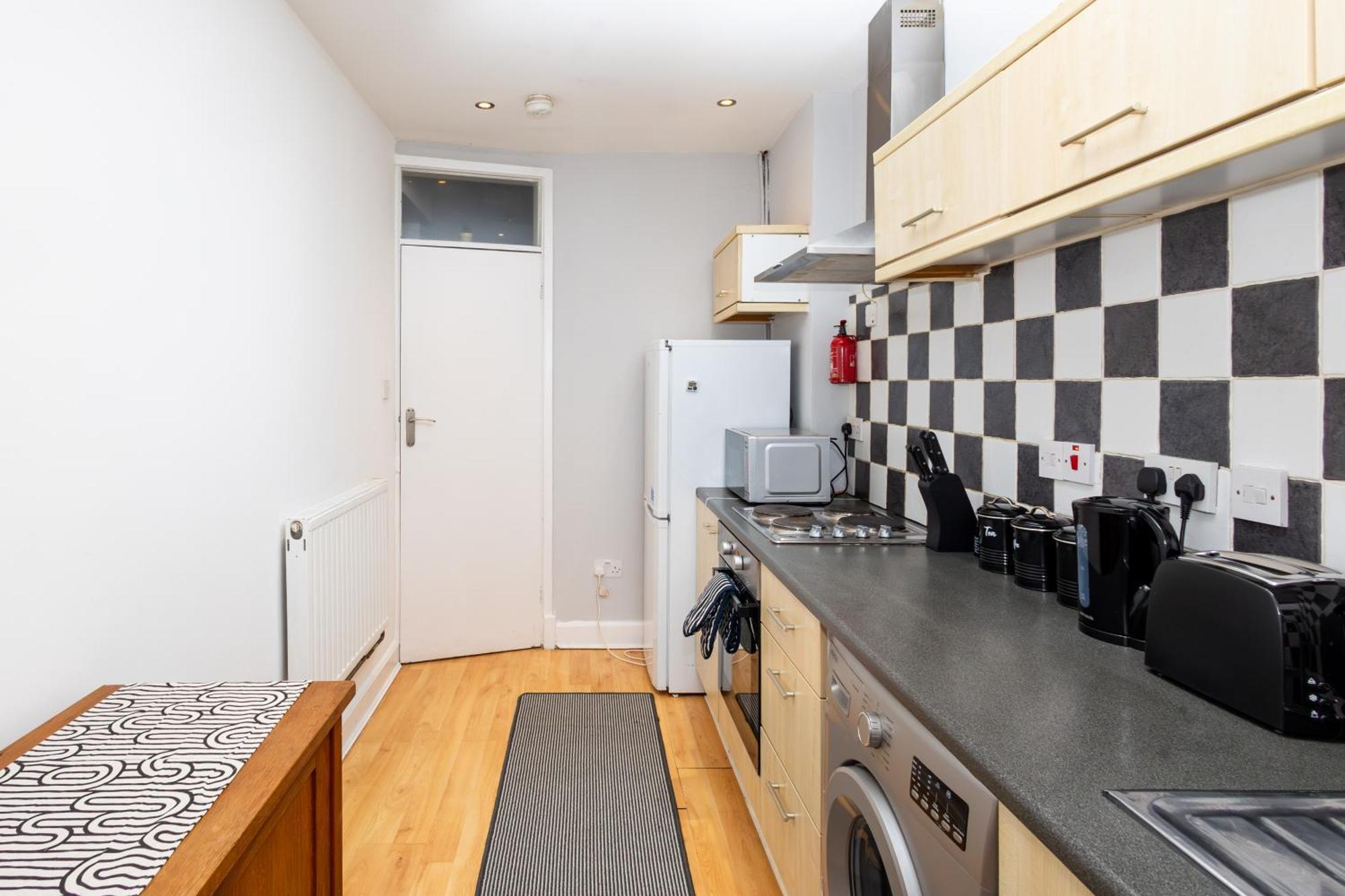 Spacious 3 Bedroom Ground Floor Apartment - 10 Mins From City Centre Leeds  Exterior photo