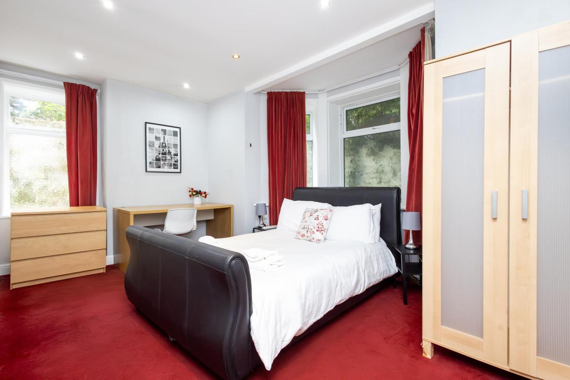 Spacious 3 Bedroom Ground Floor Apartment - 10 Mins From City Centre Leeds  Exterior photo