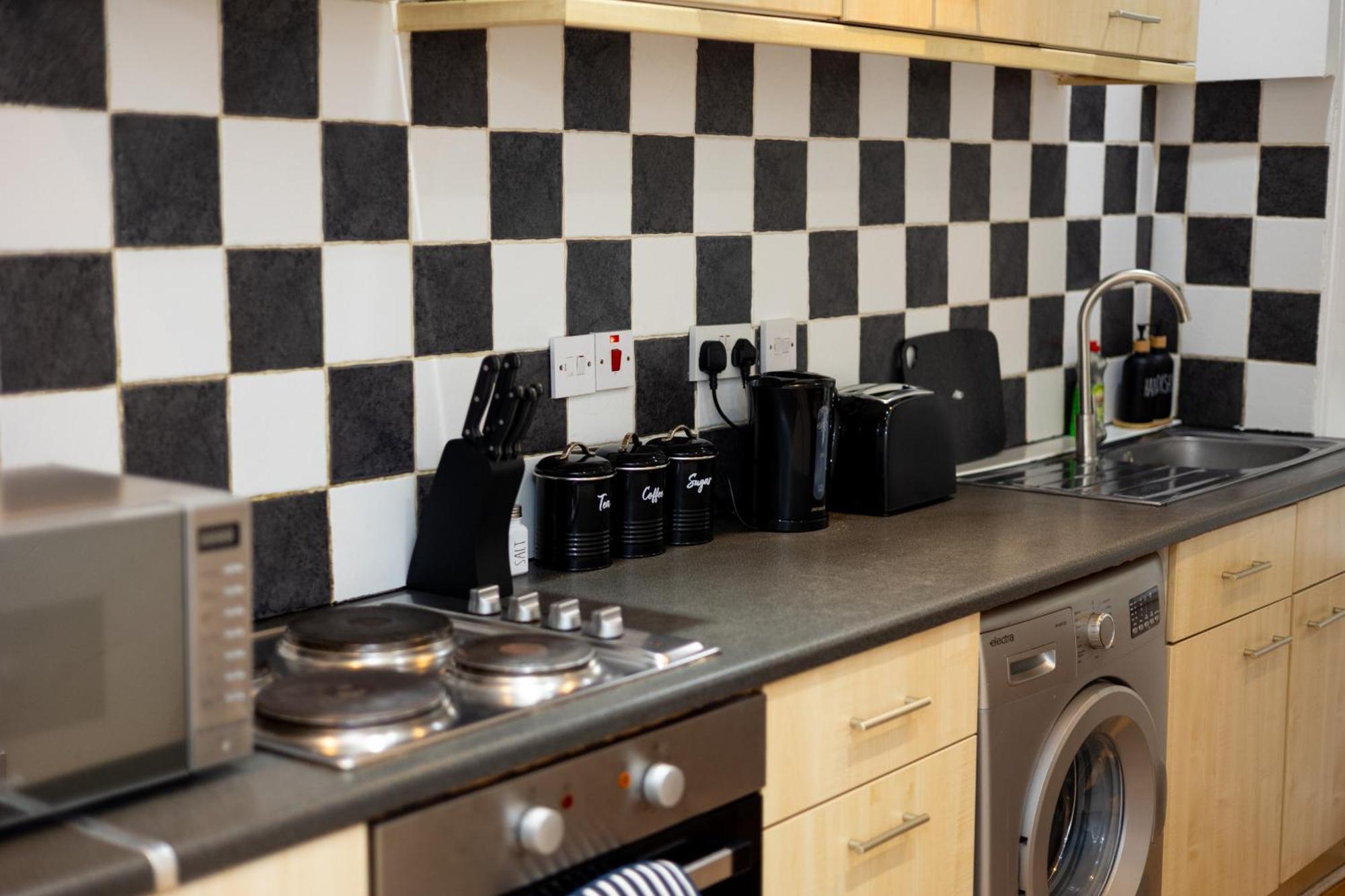 Spacious 3 Bedroom Ground Floor Apartment - 10 Mins From City Centre Leeds  Exterior photo