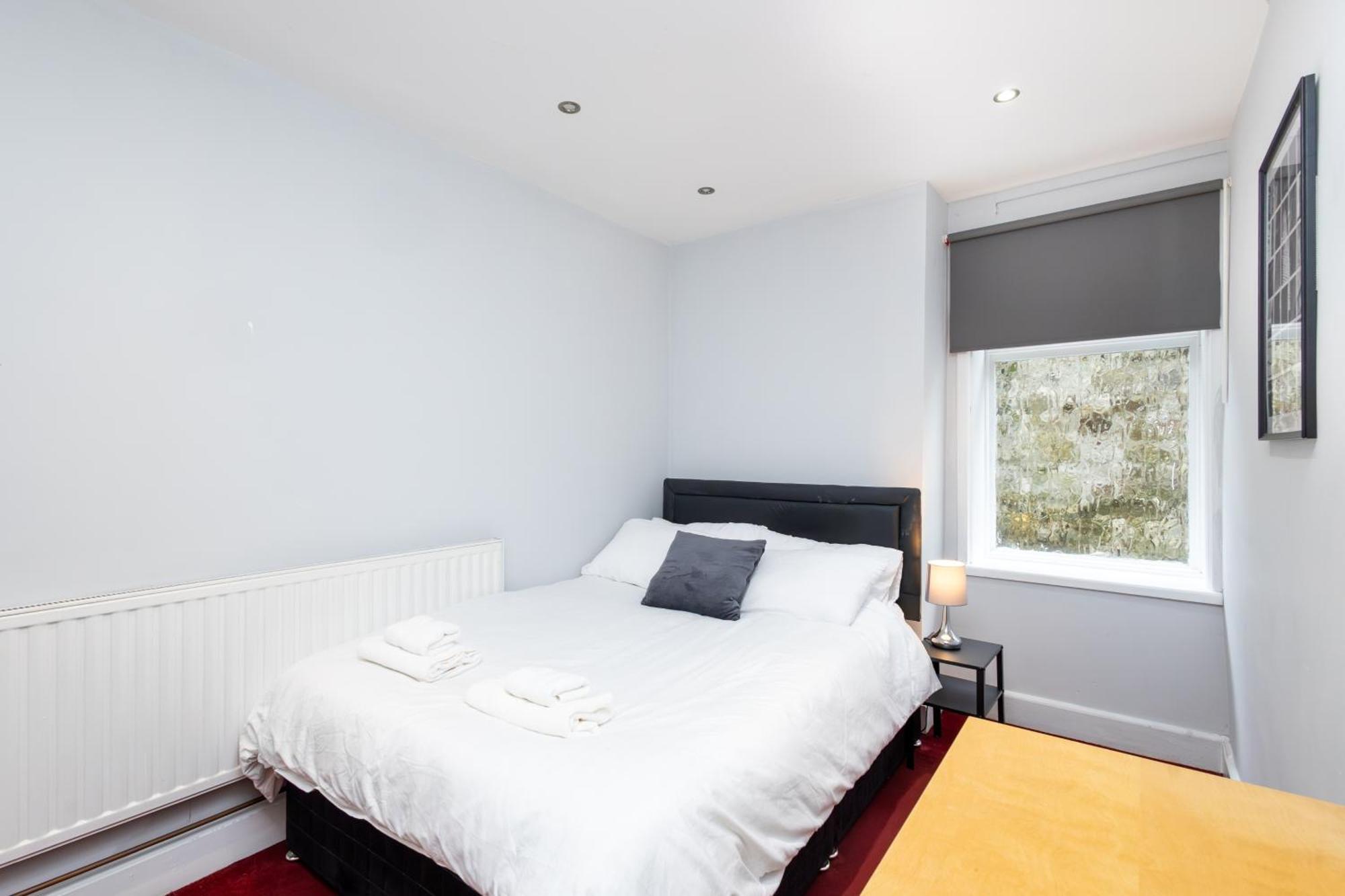 Spacious 3 Bedroom Ground Floor Apartment - 10 Mins From City Centre Leeds  Exterior photo